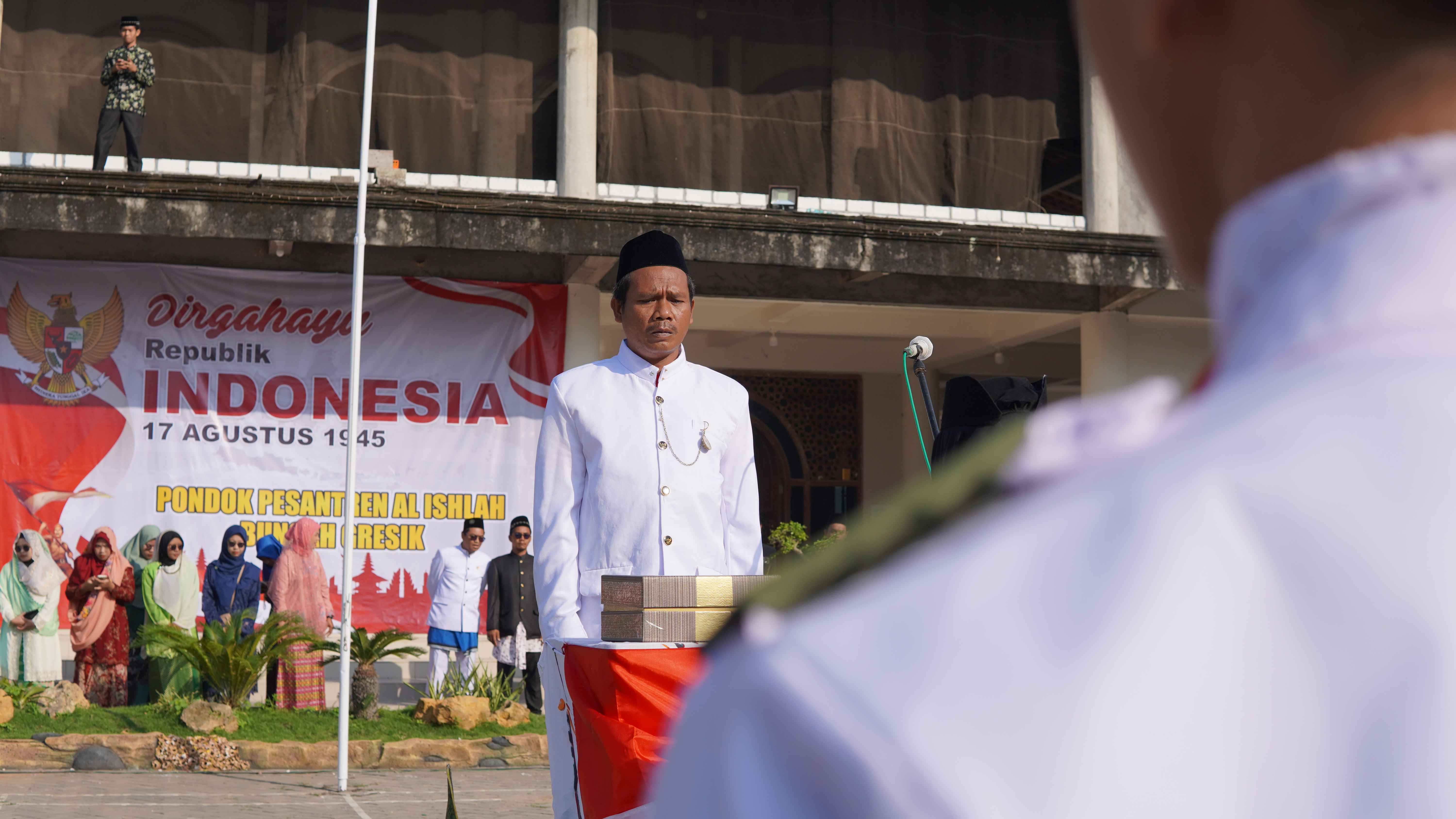 Kepala Madrasah Aliyah sebagai Pembina upacara