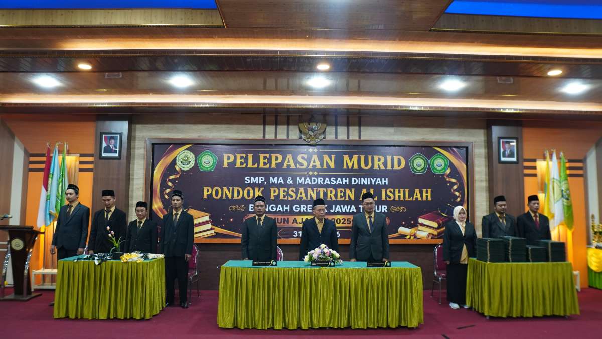  Suasana khidmat . Pelepasan Ratusan Santri Kelas Akhir Ponpes Al Ishlah Bungah Gresik